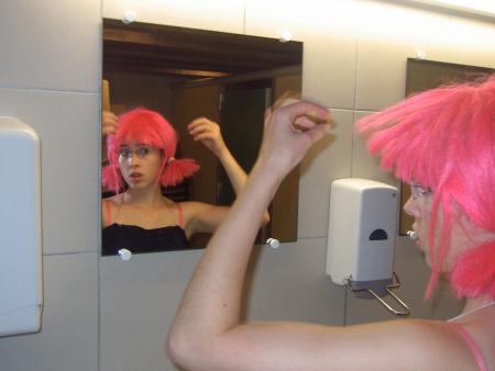 claire les cheveux rose!